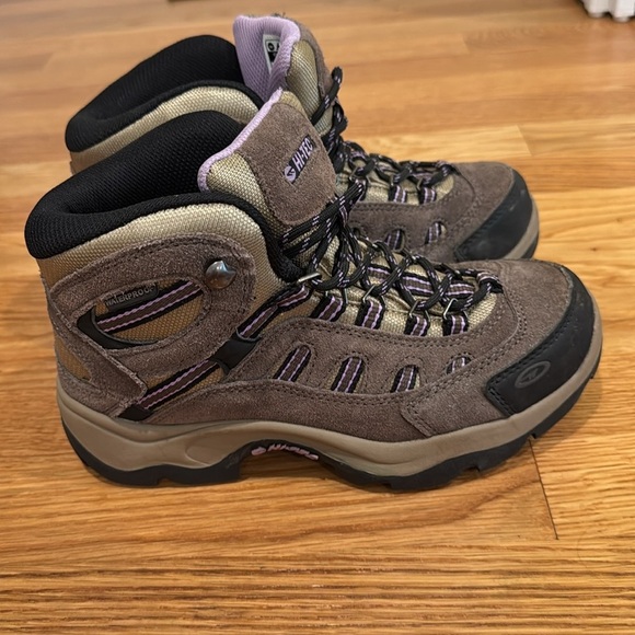 Hi-Tec Hiking Boots in Brown and Black- Size 7 - Picture 2 of 3